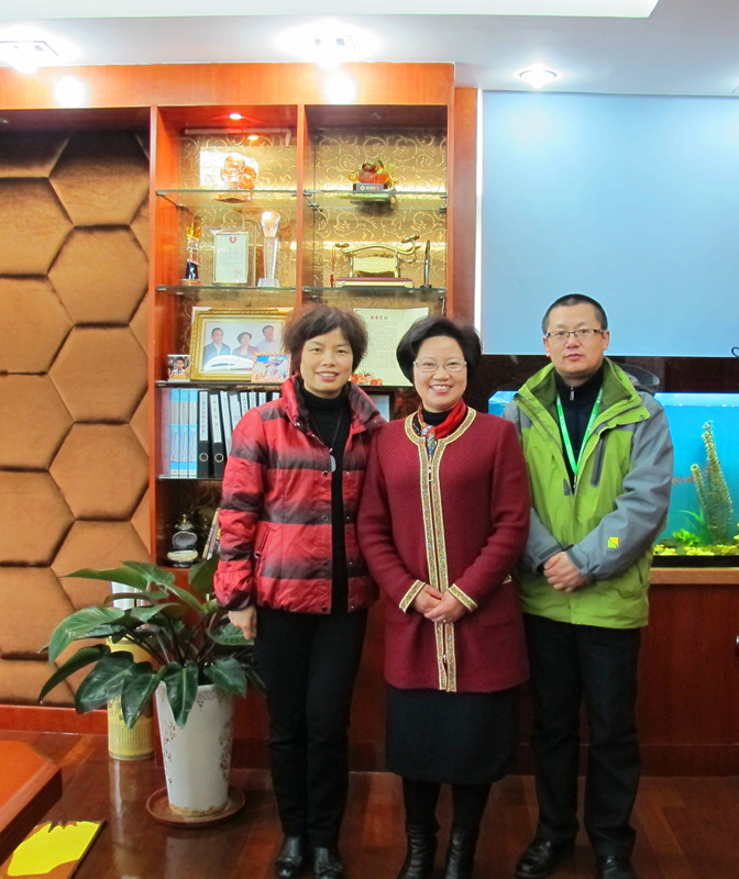 5fb366bb45403.jpg 迎接两会召开,展现委员风采——金山电视台来公司采访陈月英董事长.jpg