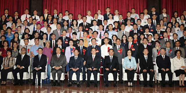 公司董事长获评上海市归侨侨眷先进个人.jpg